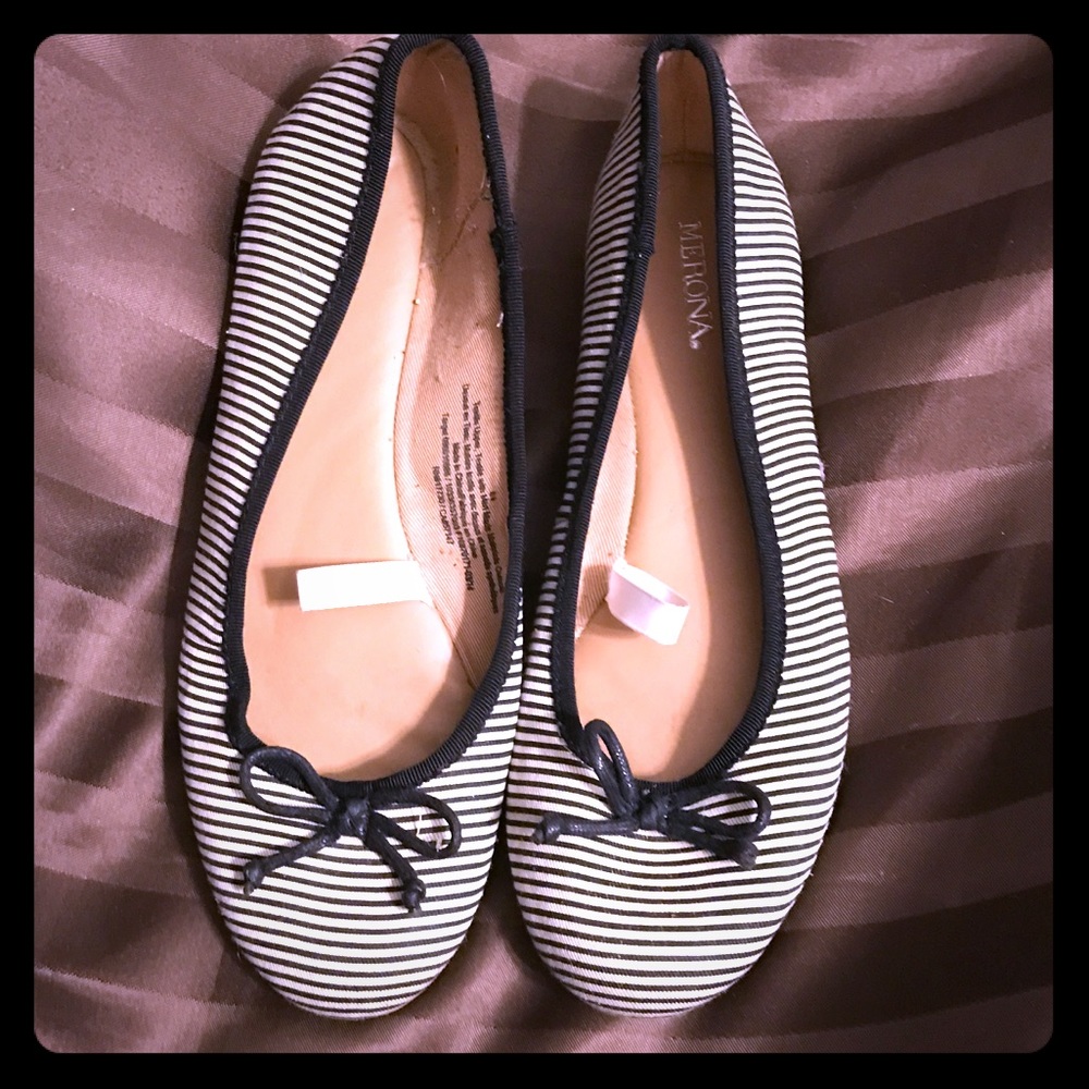 Black and White Flats